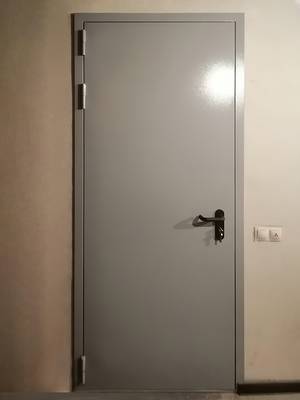 Однопольная дверь в здании гостиницы