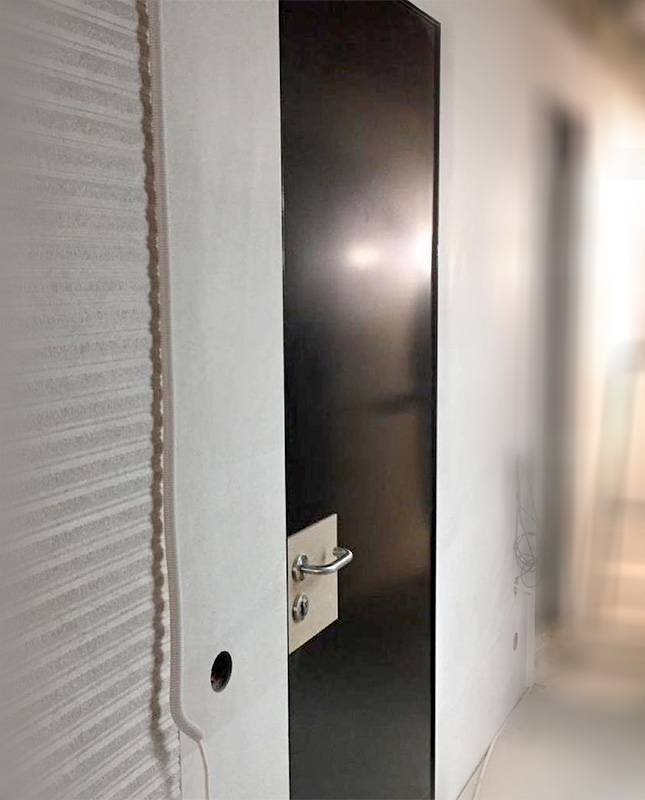 Смотрите пример скрытого монтажа противопожарной двери под отделку помещения
