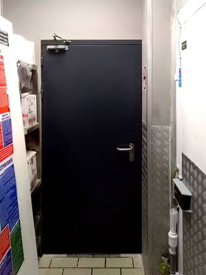 Огнеупорная дверь в подсобном помещении KFC