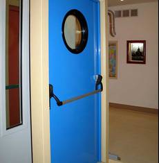 Синяя пожаростойкая дверь с круглым стеклом
