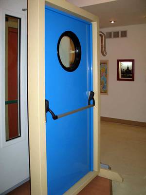 Синяя пожаростойкая дверь с круглым стеклом