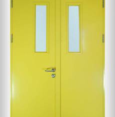 Желтая огнеупорная дверь с двумя створками и стеклами