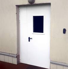 Белая полуторная дверь с остеклением