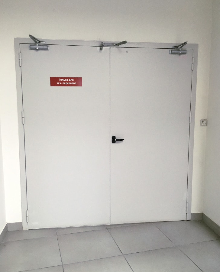 Монтаж технических дверей для служебных выходов в ТРК