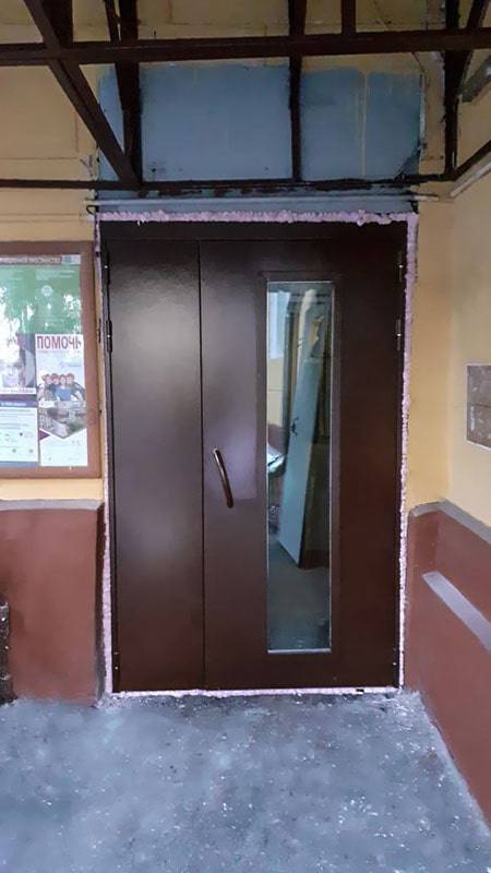 Дверь на входе в подъезд