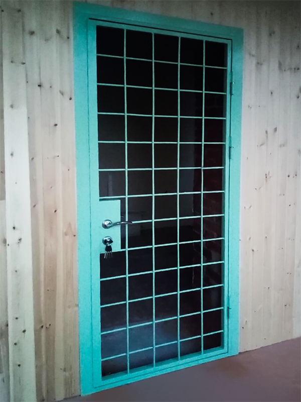 Монтаж решетчатой двери для столовой в общежитии в г. Истра