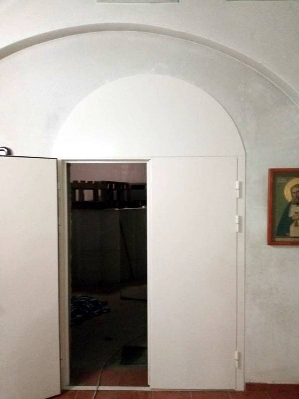 Дверь с арочной фрамугой (ул. Южнобутовская)