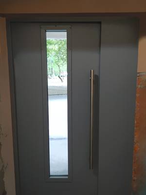 Дверь с остеклением изнутри (подъезд, ул. Архитектора Власова)