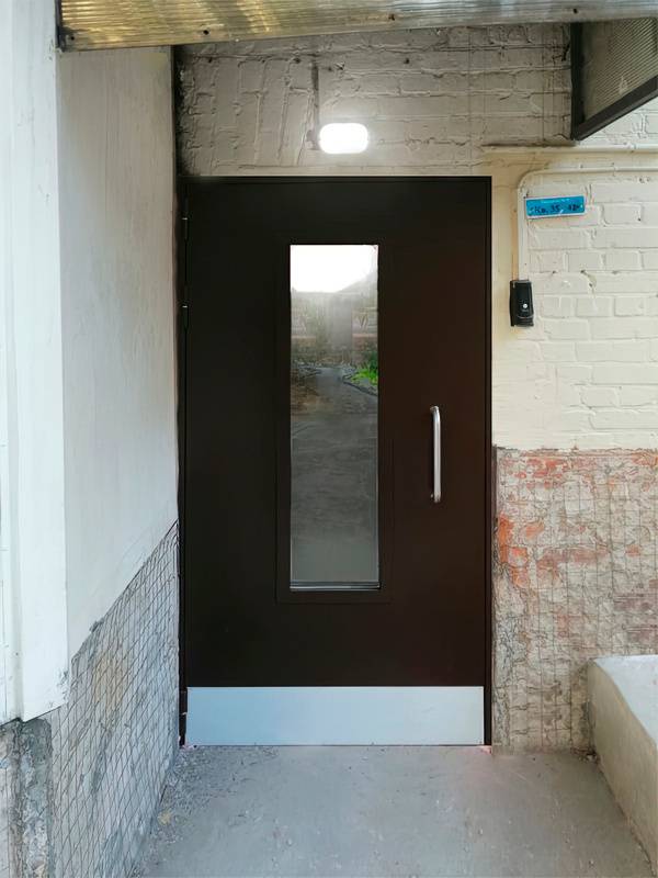 Дверь с остеклением на входе в подъезд Дверь с остеклением на входе в подъезд