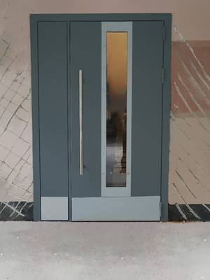 Дверь с остеклением снаружи (подъезд, ул. Архитектора Власова)