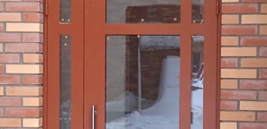 Фото дверей, установленных в подъездах