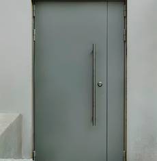 Дверь с ручкой рейлингом (ул. Пресненский вал, 36, офисы)