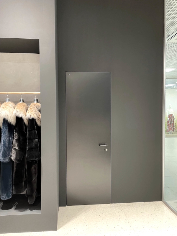 Фотообзор: монтаж скрытых дверей EI 60 для бутика одежды
