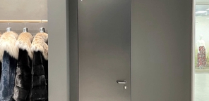 Фотообзор: монтаж скрытых дверей EI 60 для бутика одежды