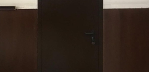Наши работы в апреле: монтаж огнестойкой двери для кладовой