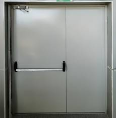 Двупольная дверь Антипаника, фото изнутри («Крокус Экспо»)