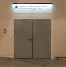 Двупольная дверь в аэропорту
