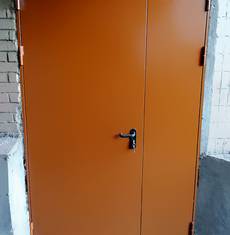 Двупольная оранжевая дверь с внешней стороны