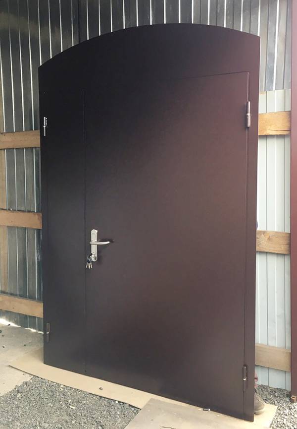 Коричневая полуторапольная дверь