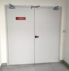 Двупольная серая дверь в ТРК