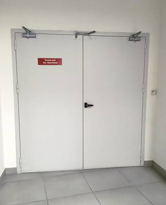 Двупольная серая дверь в ТРК