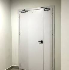 Белая техническая дверь с доводчиком