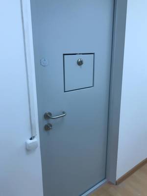 Кассовая дверь, фото изнутри (офисы, ул. Очаковская, 47а)
