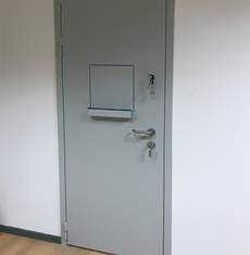 Кассовая дверь, фото снаружи (офисы, ул. Очаковская, 47а)