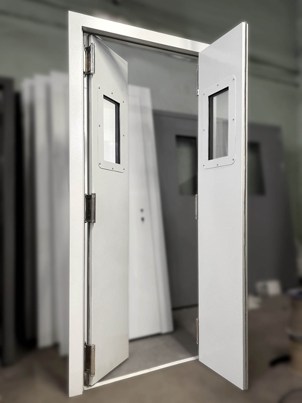 Фото технических дверей со стеклом