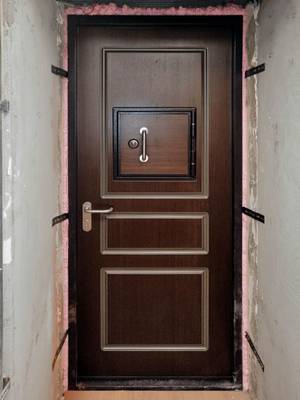 МДФ дверь с люком изнутри