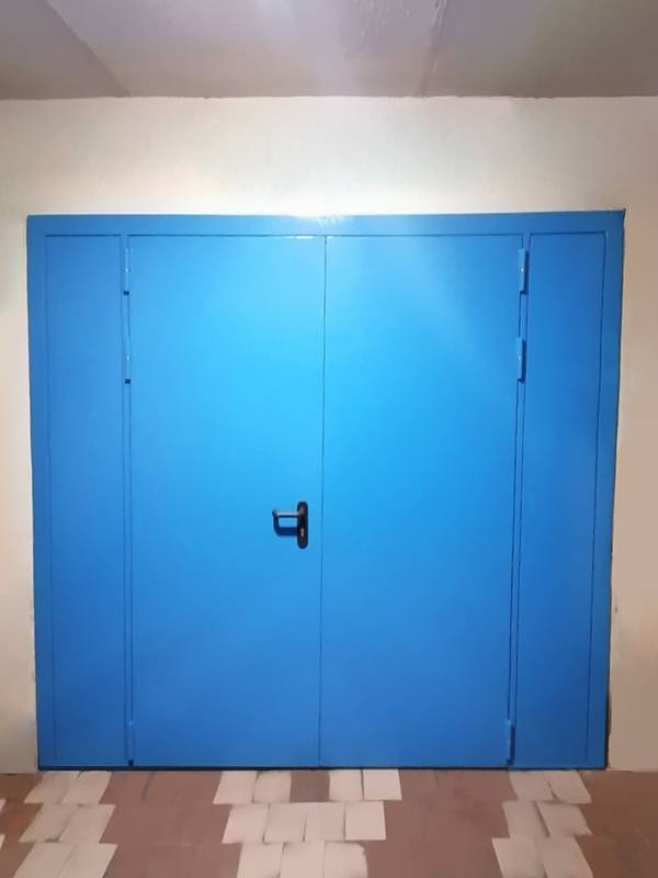 Нестандартная дверь, фото внешней стороны (ул. Котляковская)