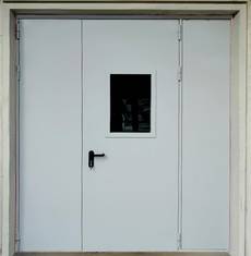 Нестандартная дверь с окном (ул. Тихомирова, 1)
