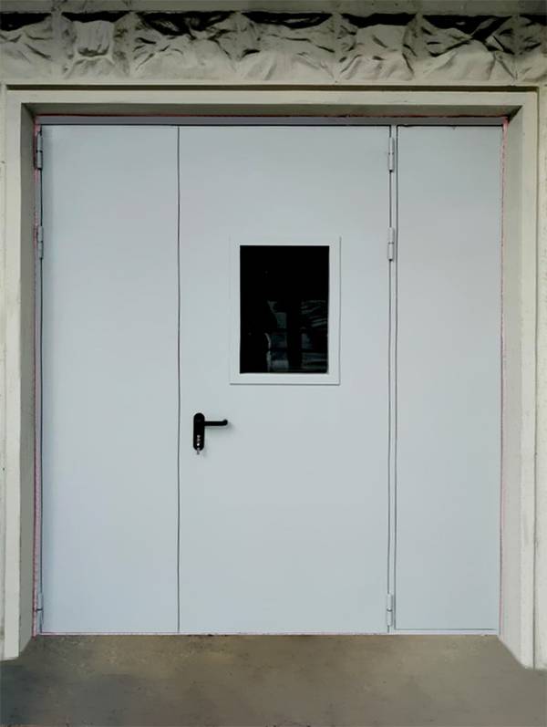 Нестандартная дверь с окном (ул. Тихомирова, 1)