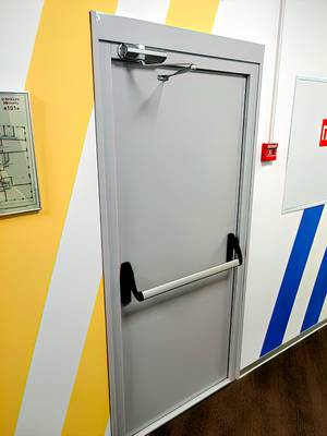 Однопольная дверь Антипаника в офисном центре