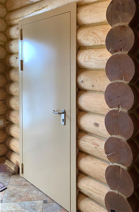Установка дымогазонепроницаемой двери в деревянном доме
