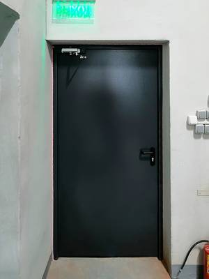 Однопольная дверь на запасном выходе