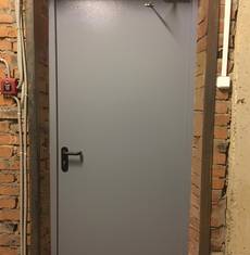 Однопольная дверь с доводчиком, фото изнутри (Нахабино)