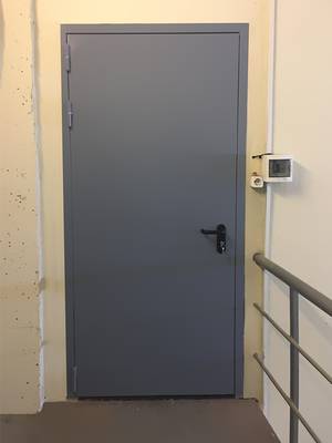 Однопольная дверь с доводчиком, фото снаружи (Нахабино)