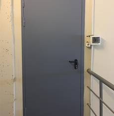 Однопольная дверь с доводчиком, фото снаружи (Нахабино)