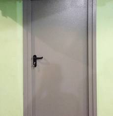 Однопольная пожаростойкая дверь серого цвета