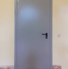 Огнестойкая дверь, фото снаружи (склад НИИ)