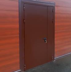 Полуторная дверь коричневого цвета