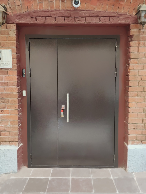 Смотрите фото с установок дверей для трех офисных зданий в Москве и Подмосковье