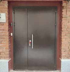 Полуторная дверь снаружи (офис логистической фирмы, ул. Гончарная)