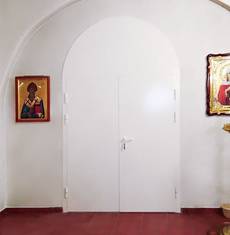 Распашная белая дверь в храме (ул. Южнобутовская)