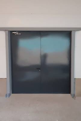 Равностворчатая дверь с внутренней стороны (склад, шоссе Энтузиастов, 4)