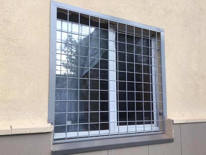 Установленные решетки на окна