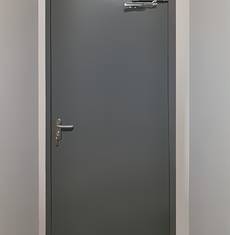 Серая дверь с доводчиком, фото сзади (ул. Генерала Белова, 26)