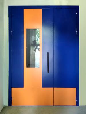 Синяя дверь со стеклом и отбойником