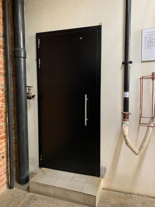 Установка технической двери в подсобное помещение